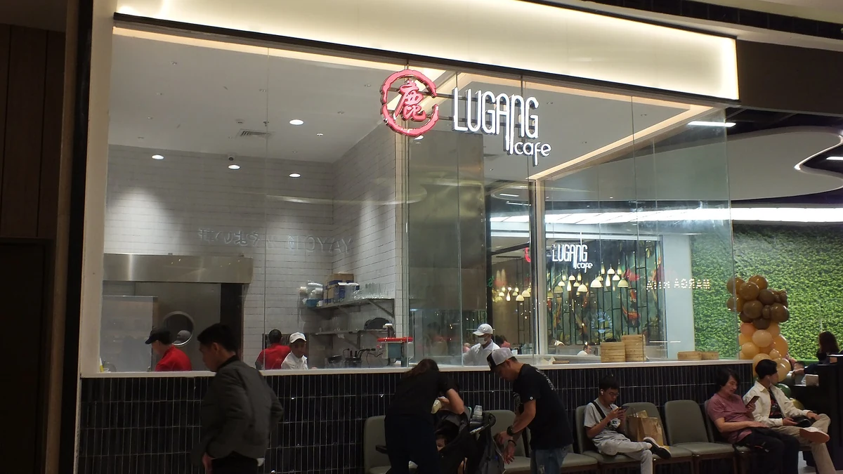 モール内のカフェの店頭と客席