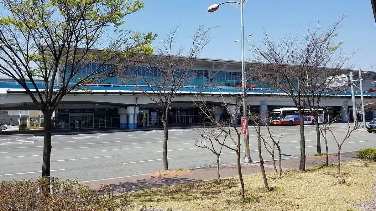 金海国際空港の国際線ターミナル外観