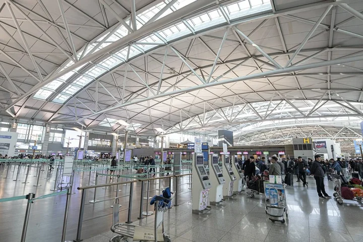 仁川国際空港のチェックインカウンターが並ぶ出発ロビー