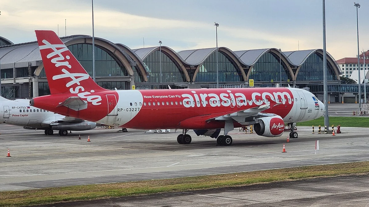マクタン・セブ国際空港に駐機するエアアジアの機体
