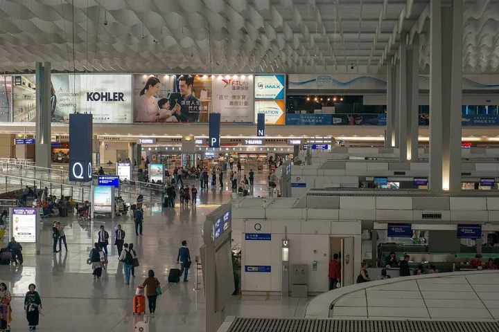 香港国際空港のターミナル内の通路と案内表示