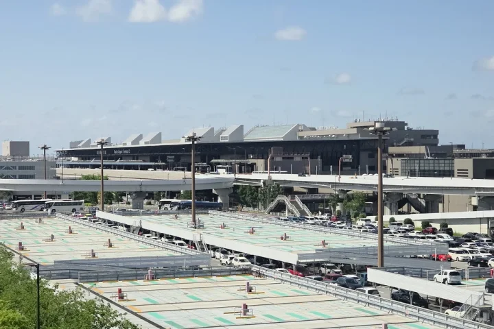 成田国際空港のターミナル外観と駐車場