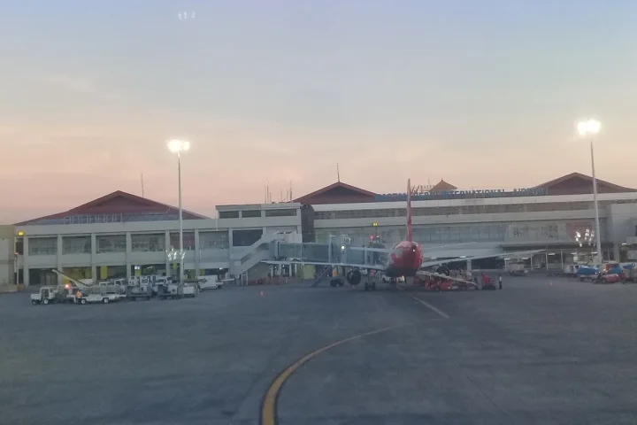 夕方のマクタン・セブ国際空港の駐機場