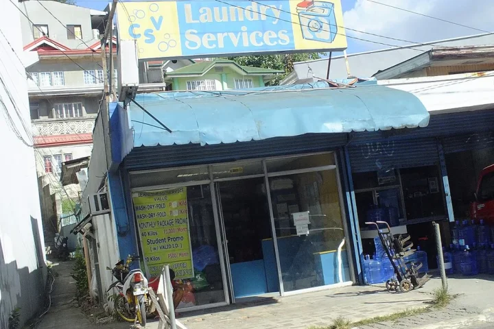 街角のランドリーサービス店の店頭