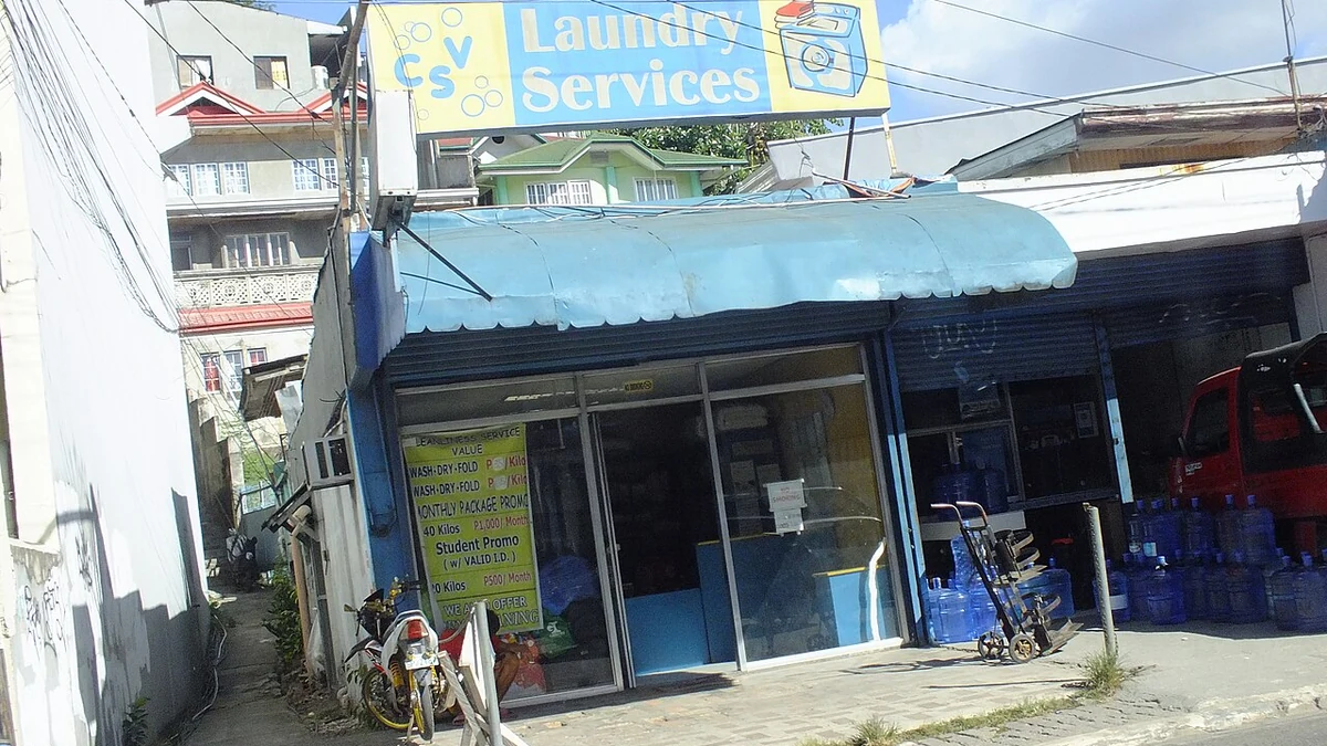 街角のランドリーサービス店の店頭