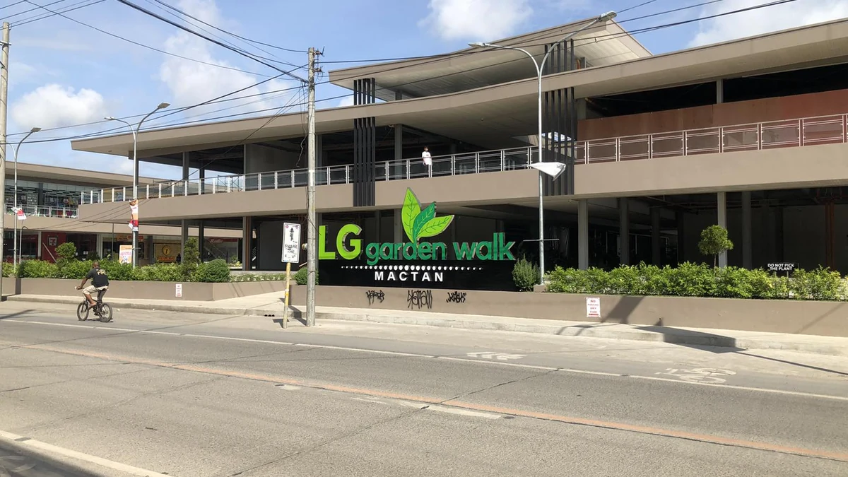 LGガーデンウォーク・マクタンの外観と前面道路