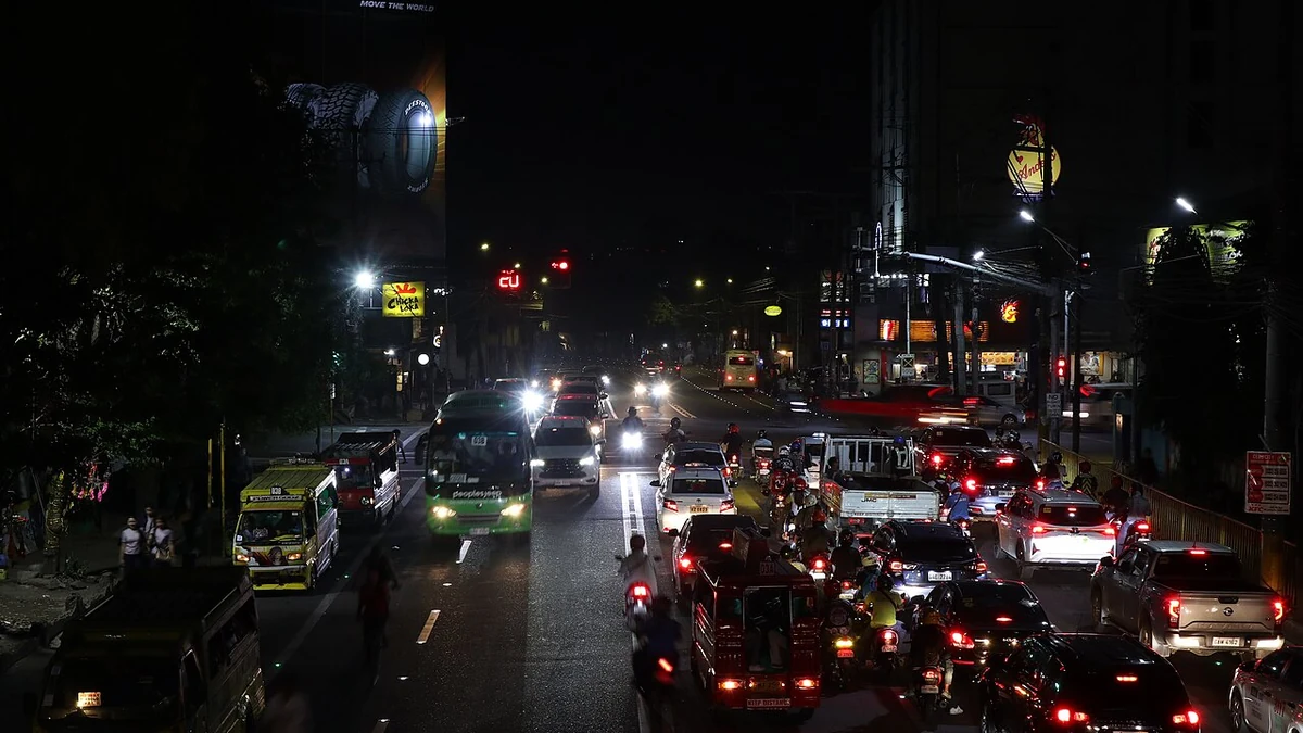 夜のマボロ周辺の通りと渋滞