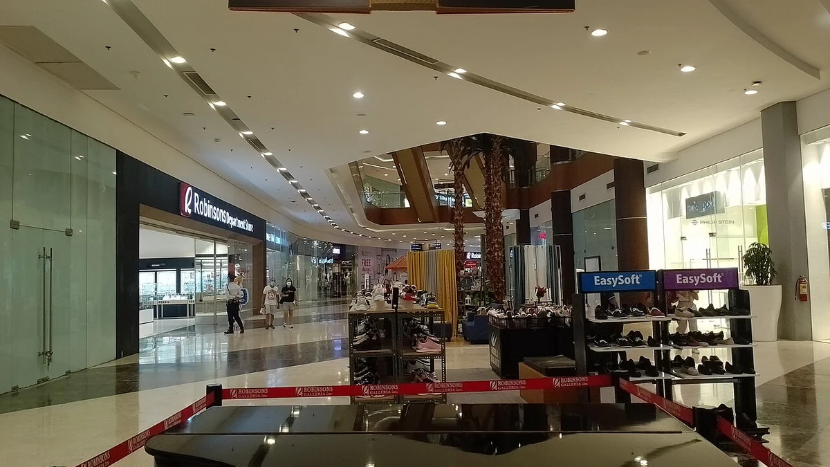 モール内の通路と店舗