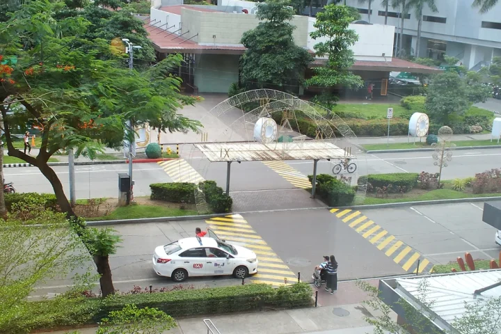セブITパークの街路と沿道の建物