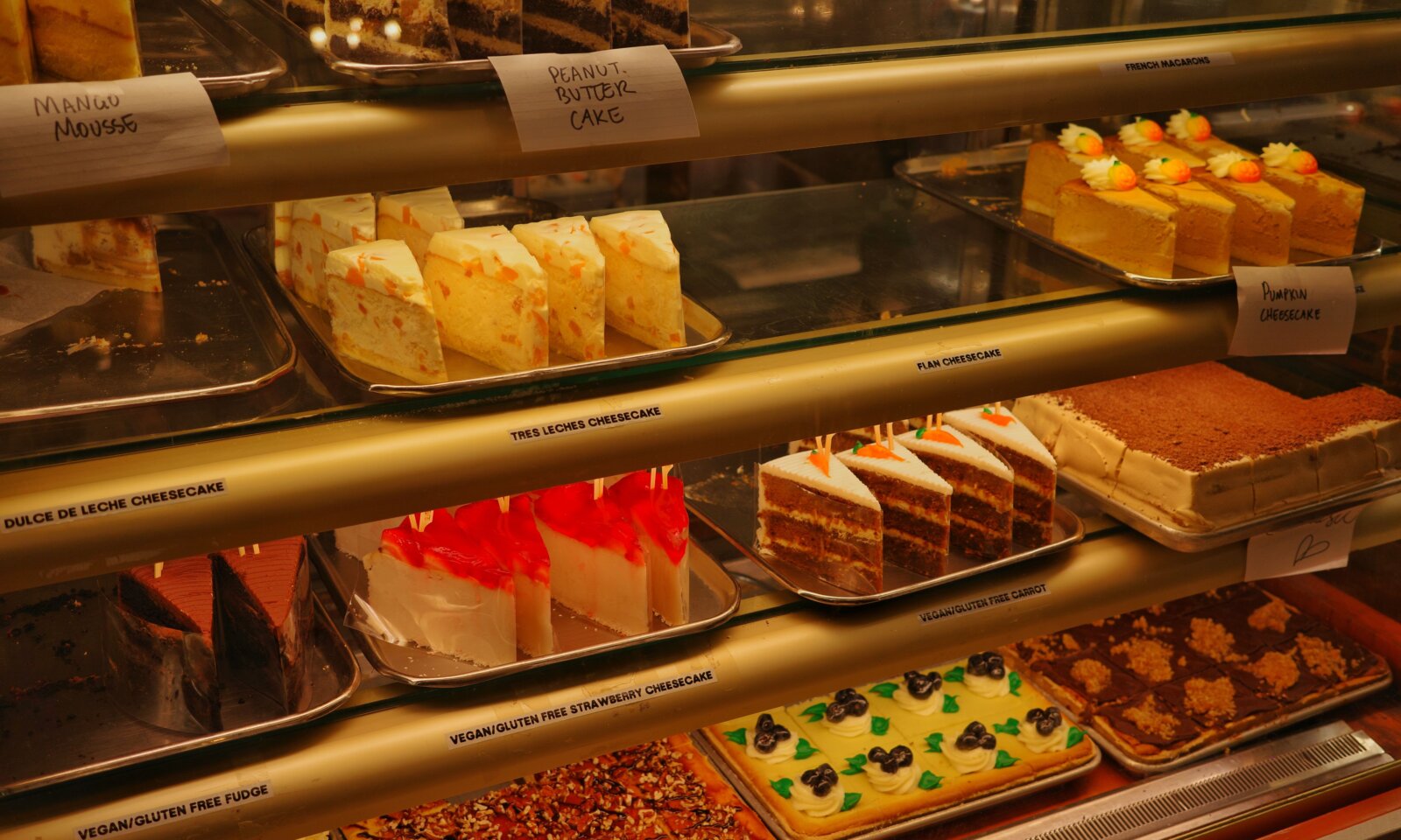 セブのSans Rival Galleria Cebu｜シルバナスの箱入数・味・ケーキの持ち帰り案内を確認する