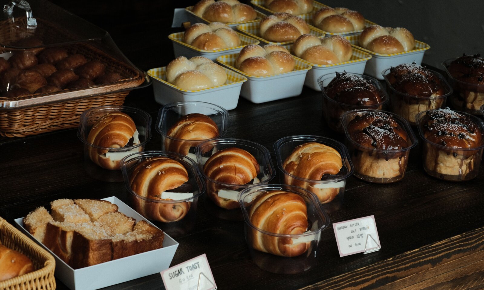 セブのAbaca CrossroadsとBakery Soesterberg Streetscape｜パンの持ち帰りを案内する