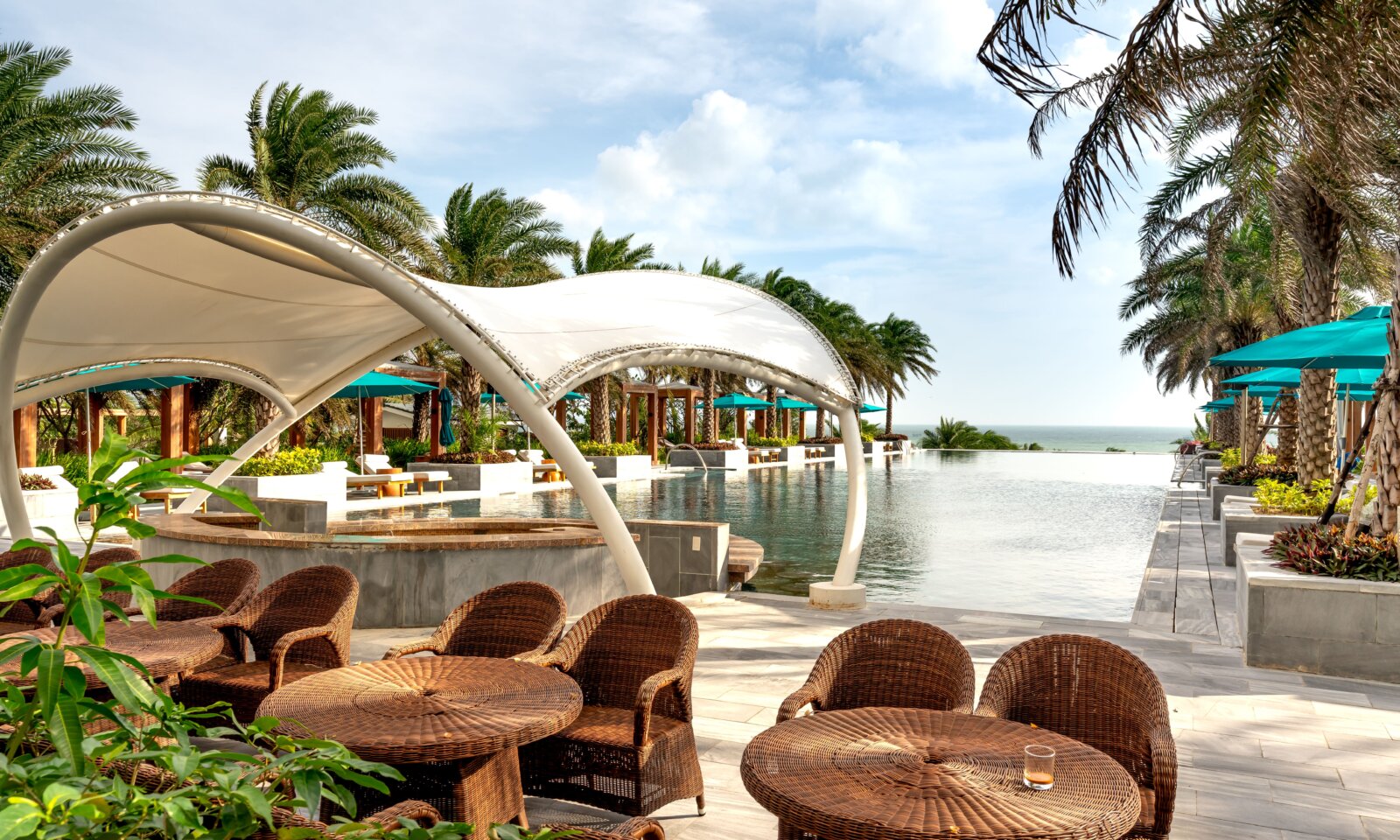 Crimson Mactanで食事をする｜Saffron Cafe・Azure Beach Club・Enyeを選ぶ