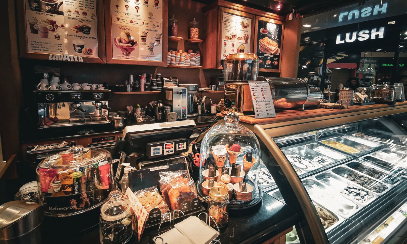 セブのThe Buzzz Cafe Galleria Cebu｜アイスクリーム・食事・Bohol Bee Farm商品の選び方を確認する