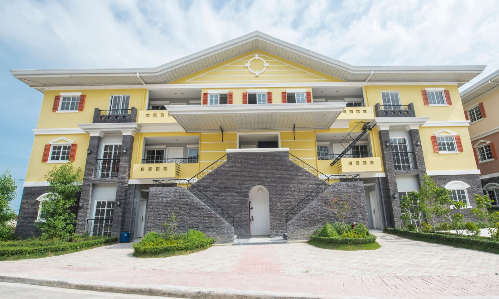セブのSan Marino Residences Cebu｜J. De Veyra Streetの住宅区画と低層部の構成を確認する