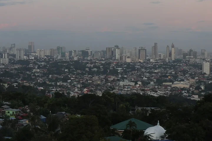 夕暮れのCebu City skylineとCebu IT Park