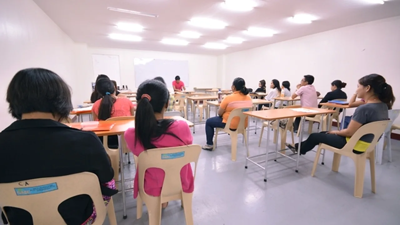 SMEAG キャピタル校の学生が机に向かうグループ授業の教室