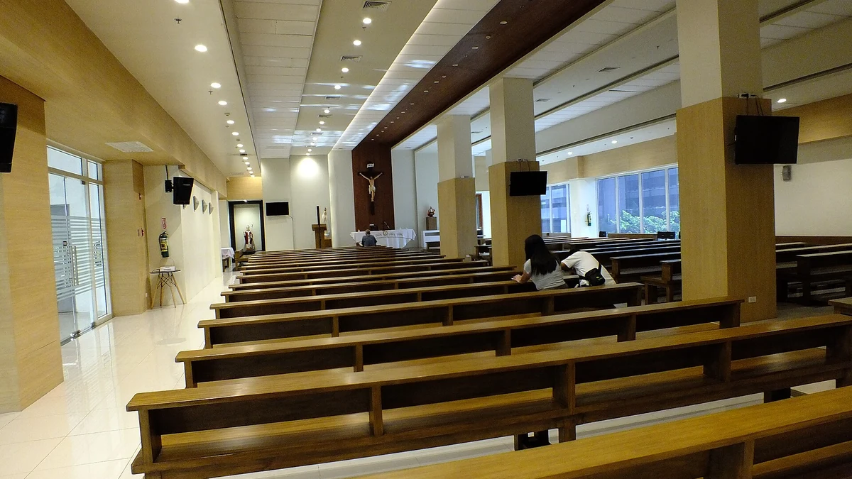 Central BlocのSt. John Paul II ChapelとCorte Garden｜Mallの中にある祈りとOpen Space