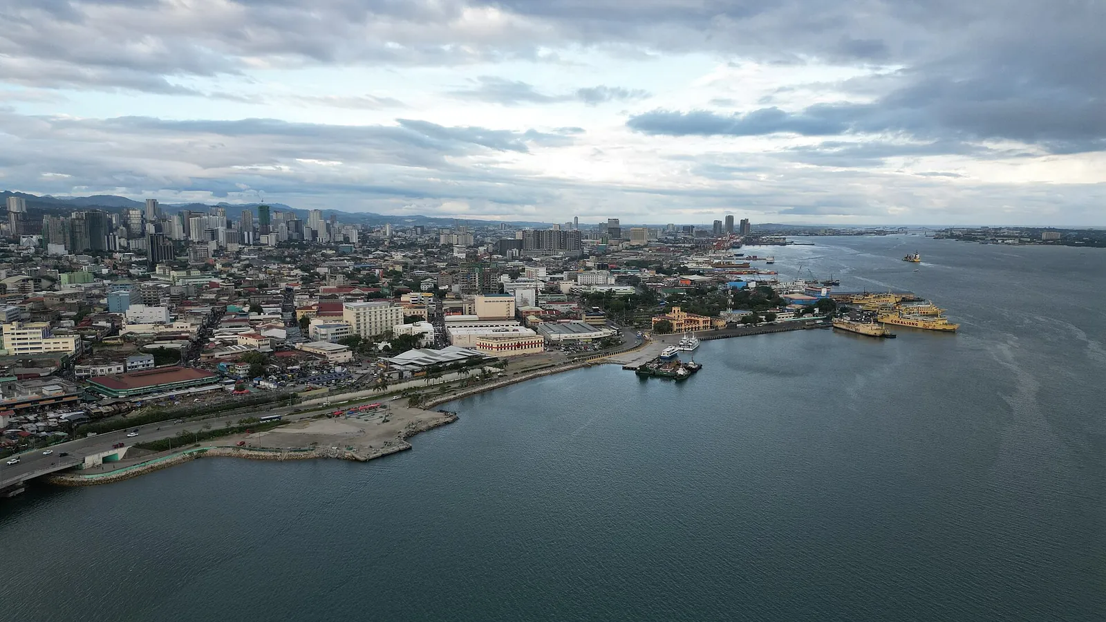 上空から見たセブ市の海沿いの街並みと港