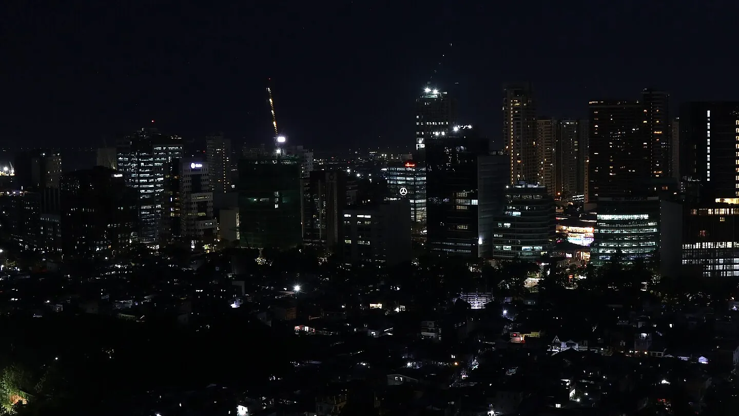 高層ビルの明かりが浮かぶ夜のセブ市街