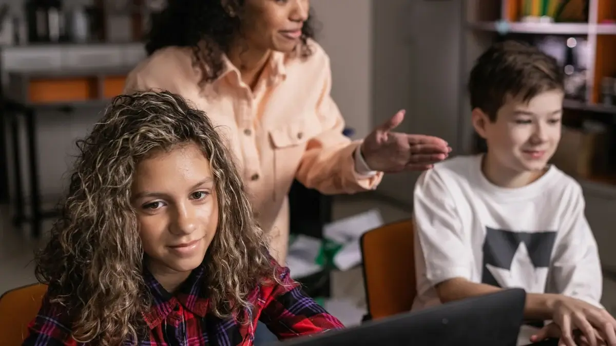 ノートパソコン学習を支援する講師