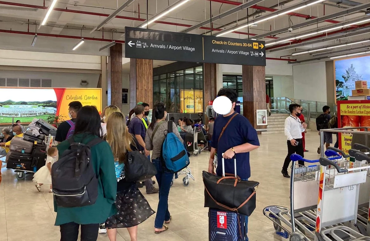 菲律宾机场抵达区等待查验的旅客
