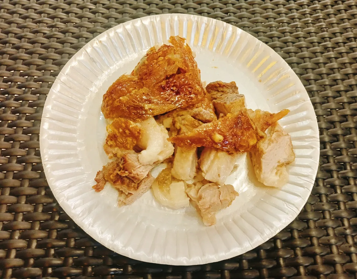 Lechon烤猪肉料理示例;照片摄于宿务机场,并非Ayer’s Lechon门店餐食。