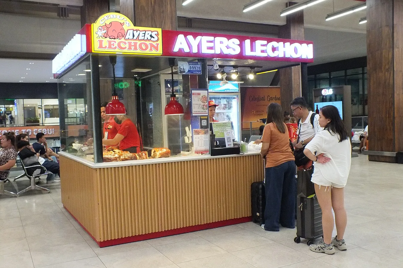 麦克坦—宿务国际机场的Ayer’s Lechon门店，资料图片。