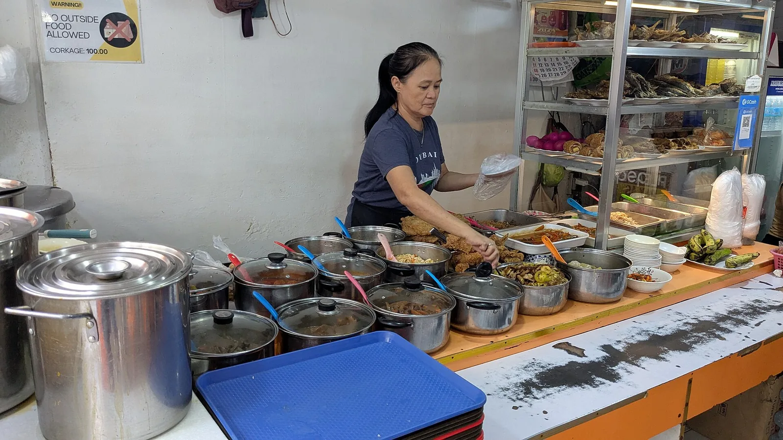 宿务本地食堂的菜品柜台