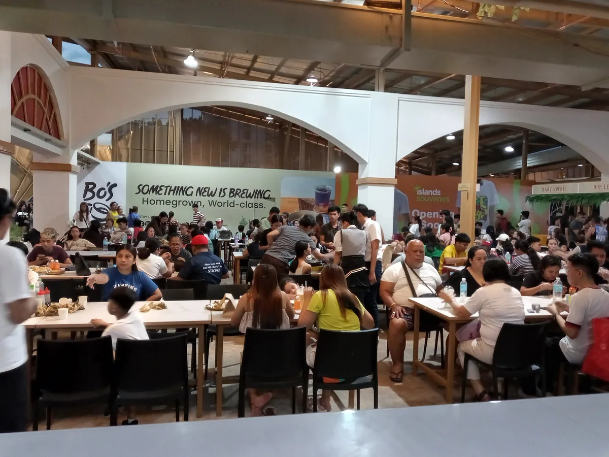 美食广场的摊位与点餐环境