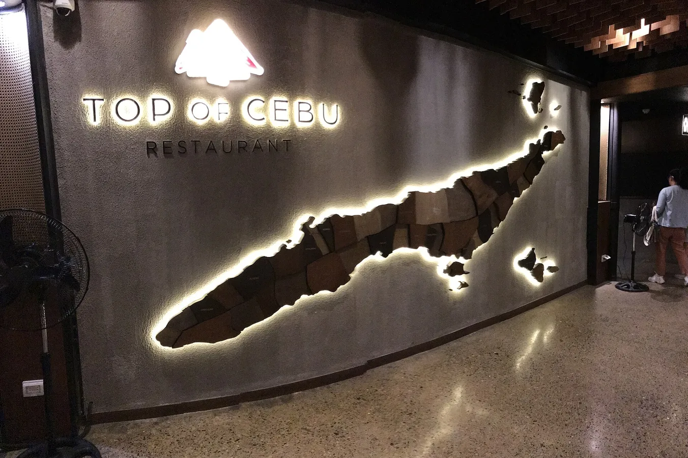 Top of Cebu餐厅入口标识。
