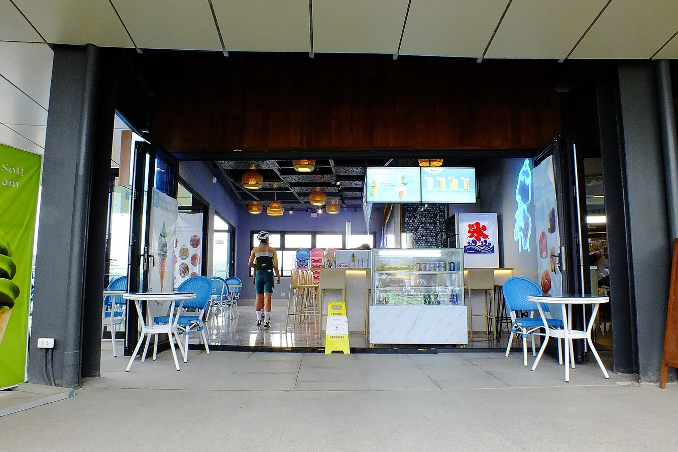 TOPS内Sweet Alchemy甜品店与座位区的外观。