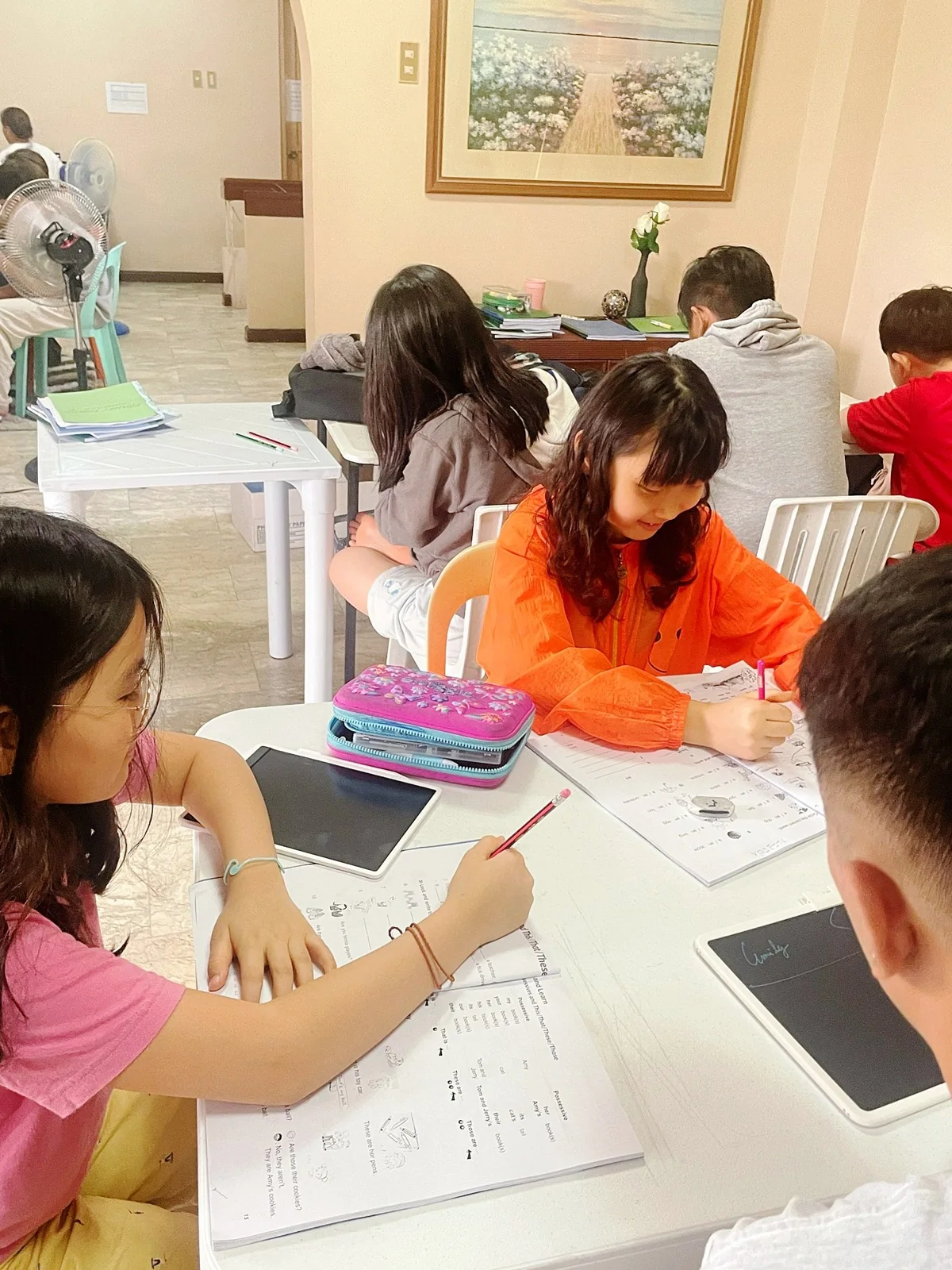 宿务菲律宾语言学习场景:重点比较:入学与阶段测试与监督自习
