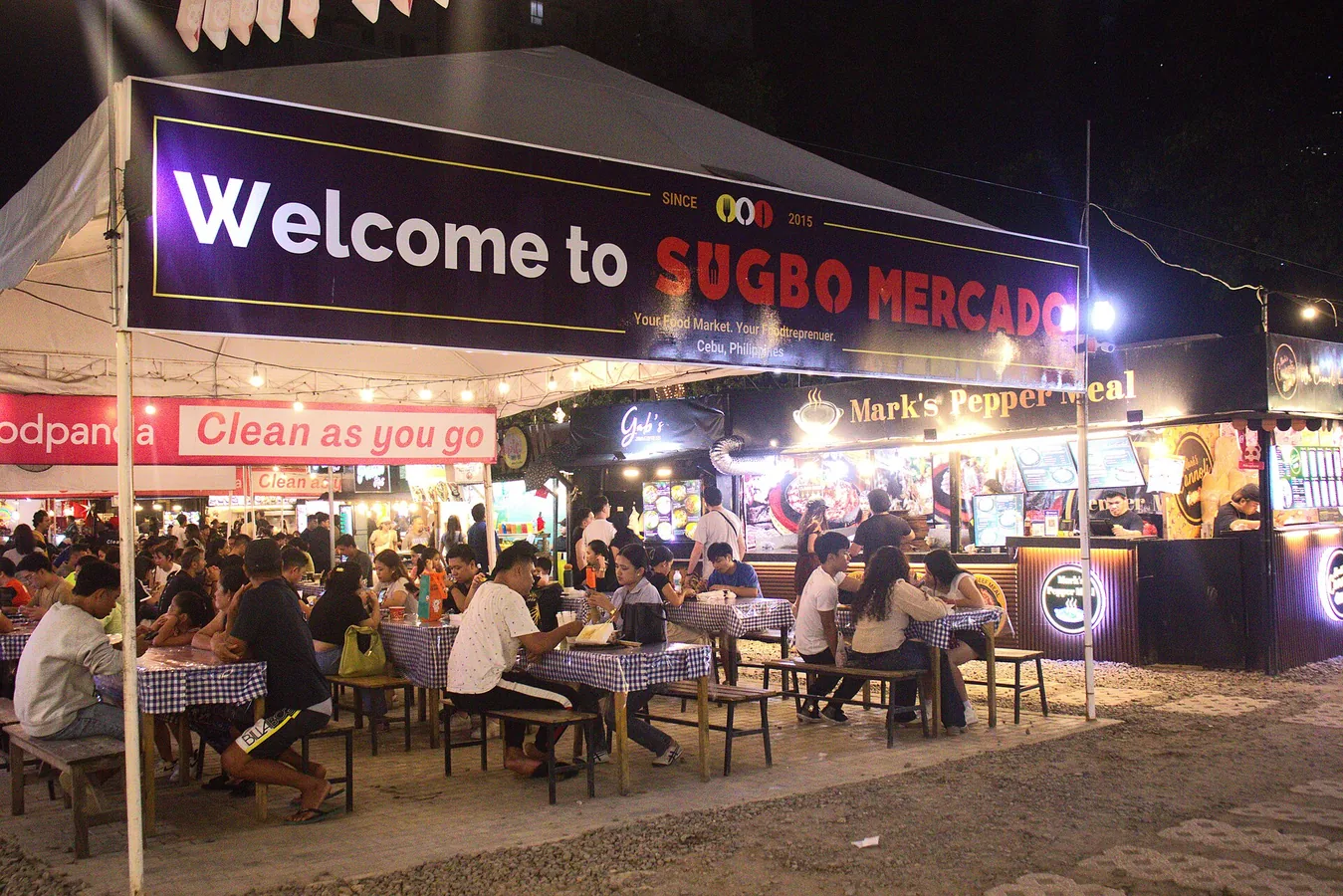 Sugbo Mercado的夜间摊位与公共用餐区。
