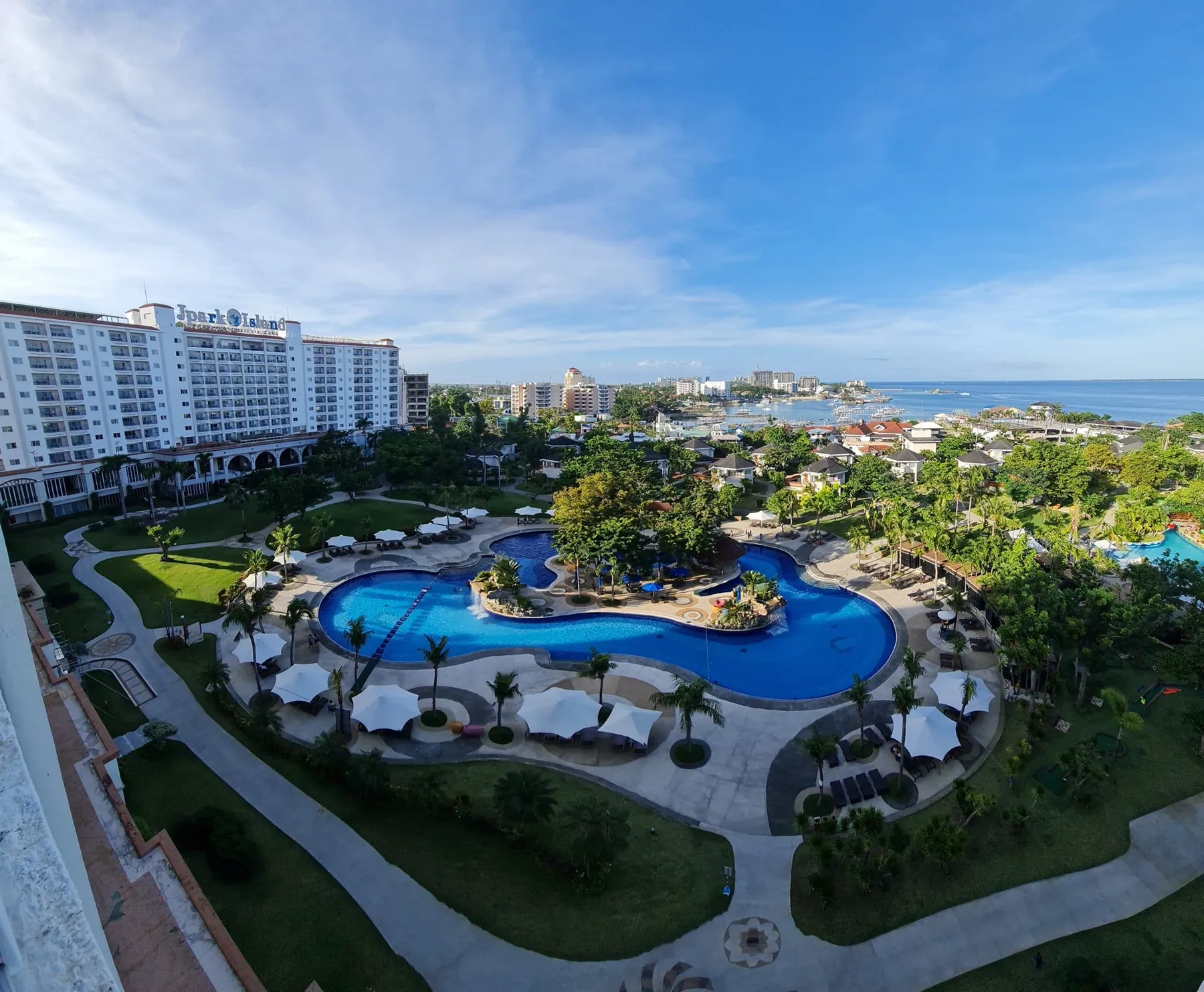 JPark Island Resort的泳池与麦克坦海岸,The Abalone所在度假村的环境参考。