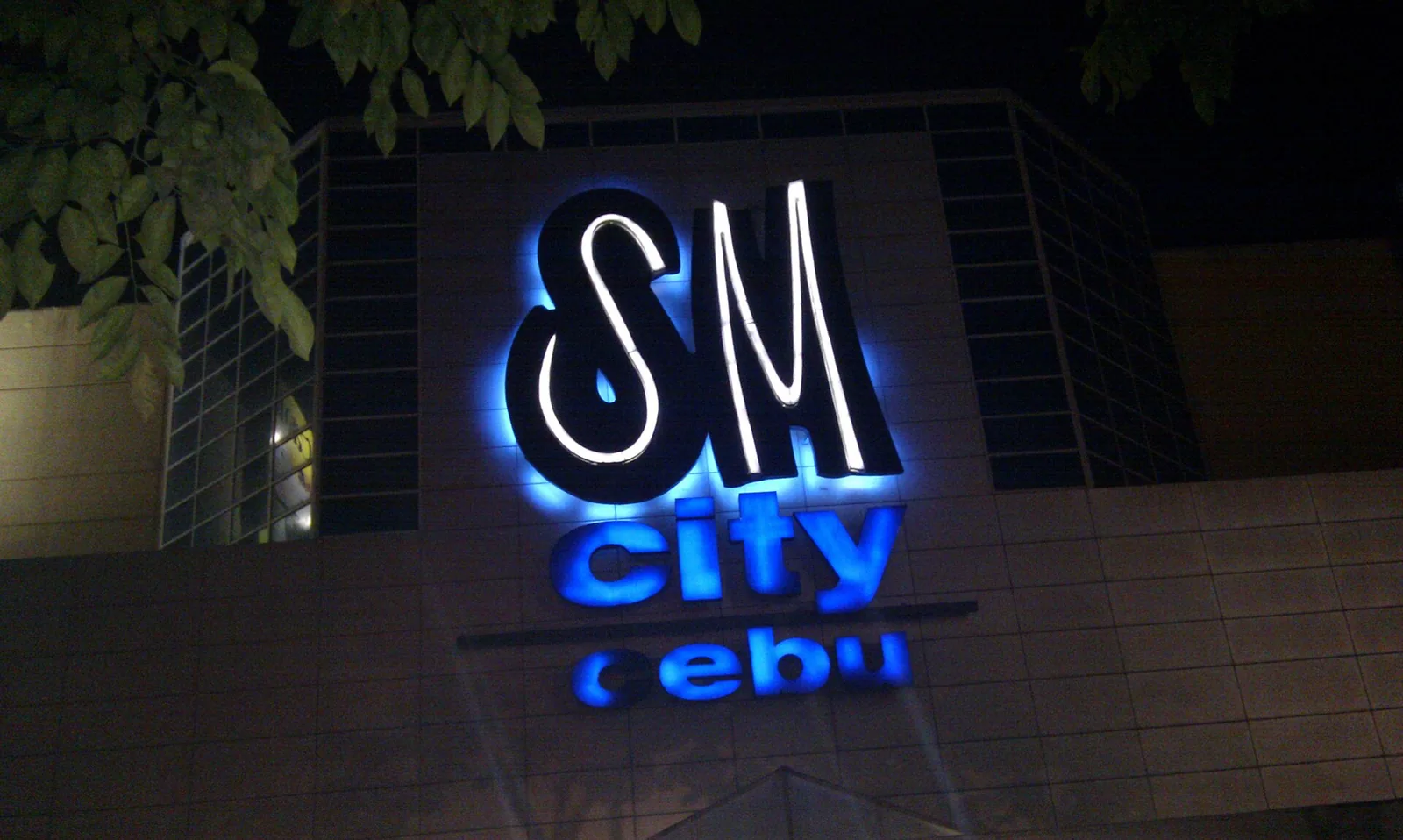 夜のSM City Cebuのロゴサイン