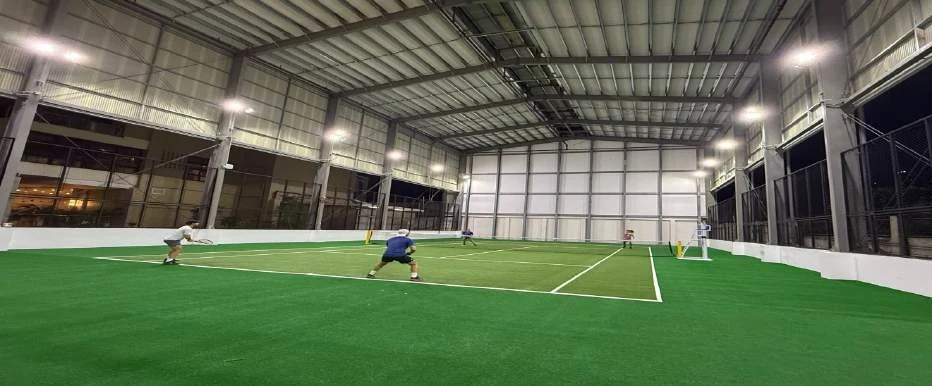 Magnum Sports Center室内球场和正在运动的人