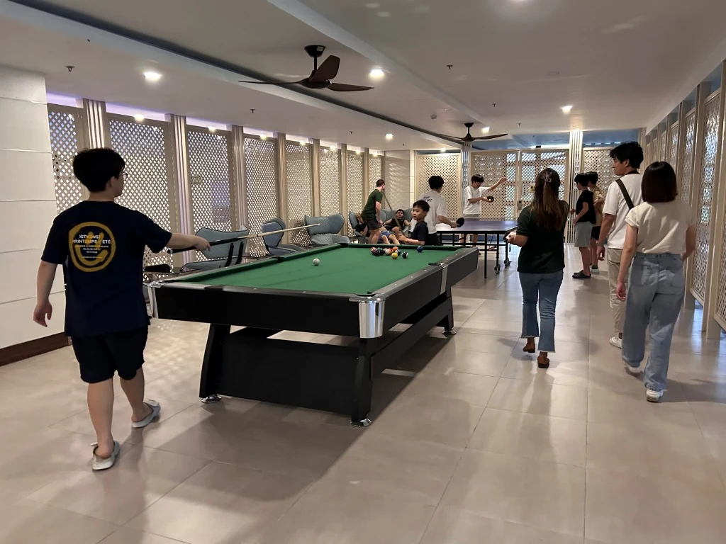 PILA Education住宿楼公共区域内的桌球台和乒乓球台