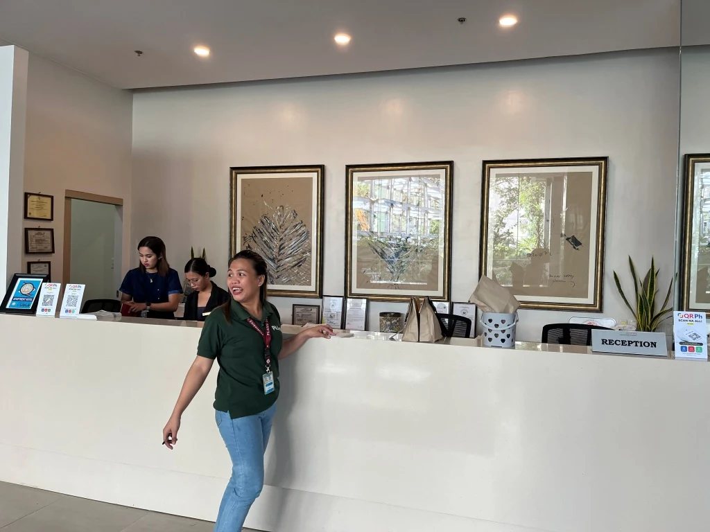Treewoods Residences带PILA标识的接待柜台