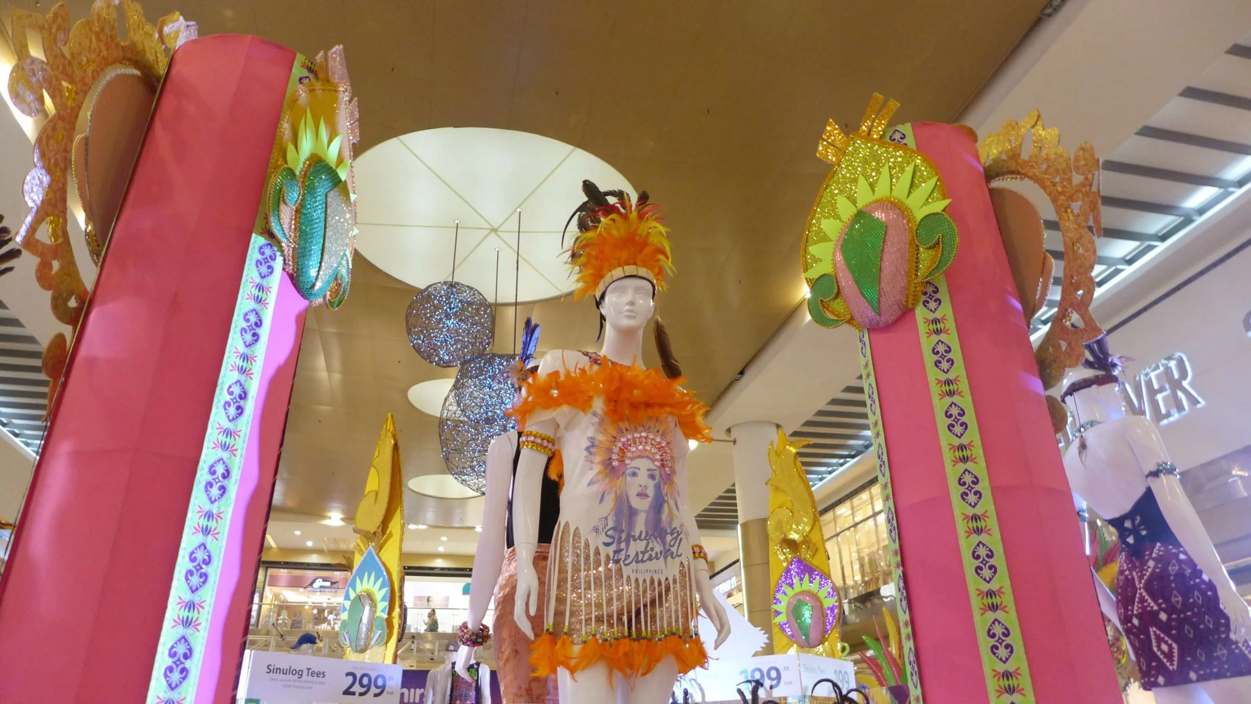 Islands Souvenirs宿务主题服饰展示，实际库存和机场店款式可能不同。