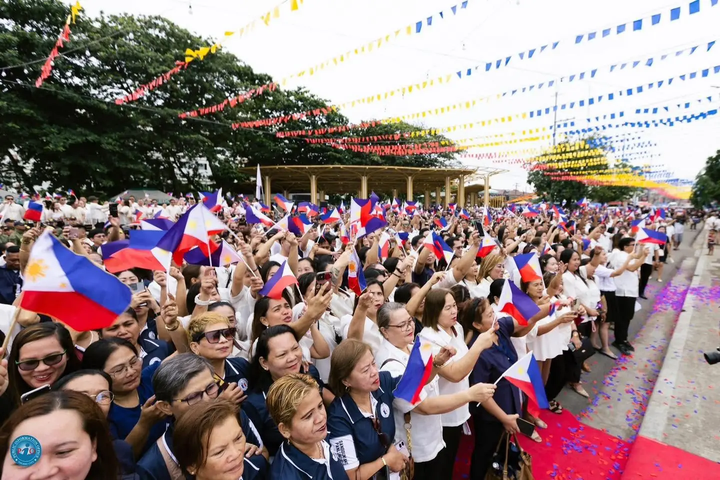 国旗を振って祝う人たち