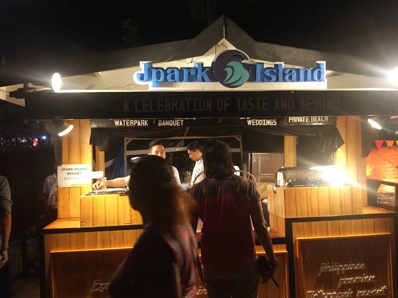 JPark Island Resort摊位在Kadaugan sa Mactan美食节期间的夜间景观。