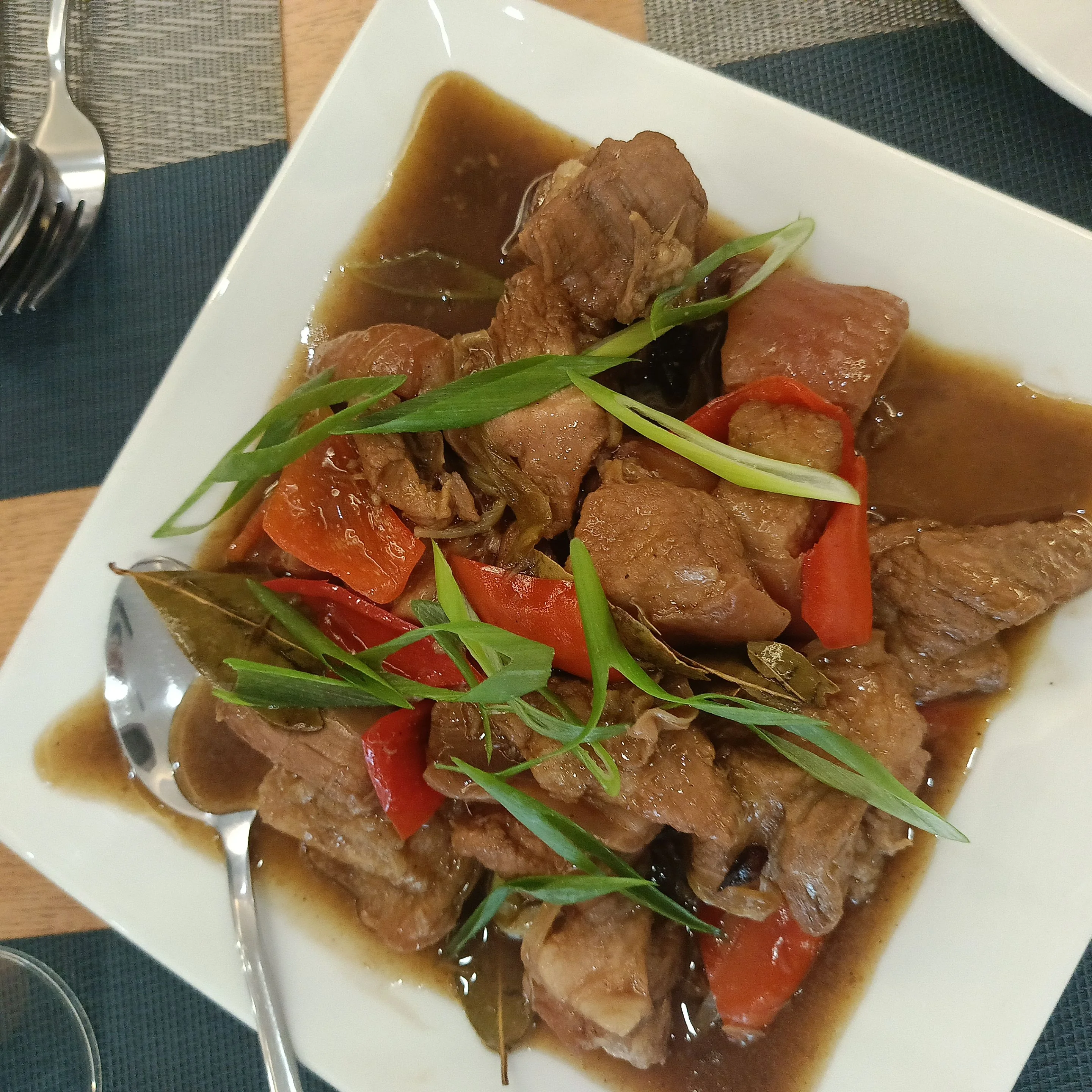 麦克坦当地餐厅的猪肉Humba示例,可作为菲律宾家常菜选择的参考。