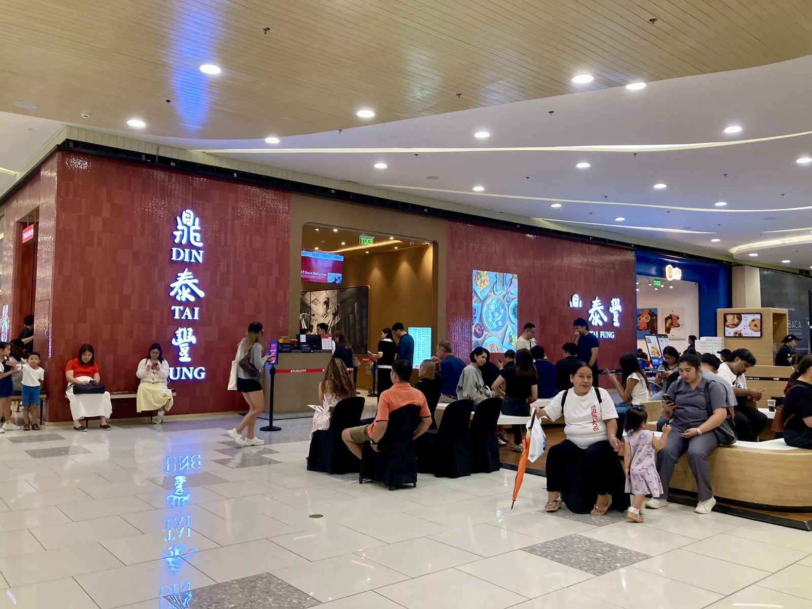 Din Tai Fung SM City Cebu店の入口と待合スペース