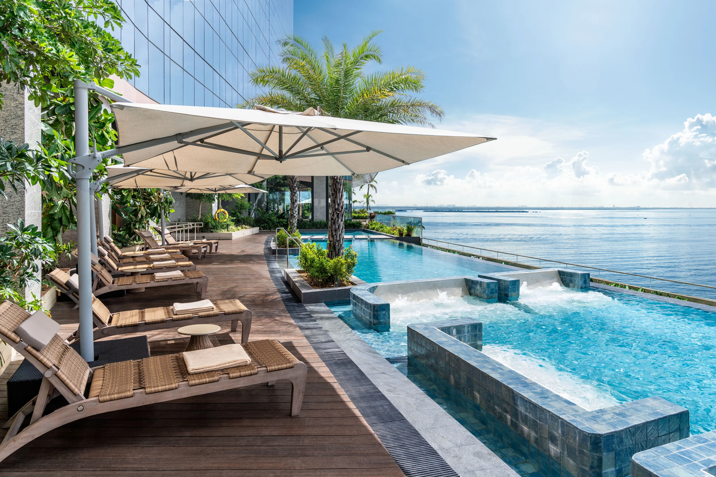 宿务Bayfront Hotel Cebu Capitol Site指南:普通客房与带小厨房客房的区别|分开使用客房书桌和馆内设施