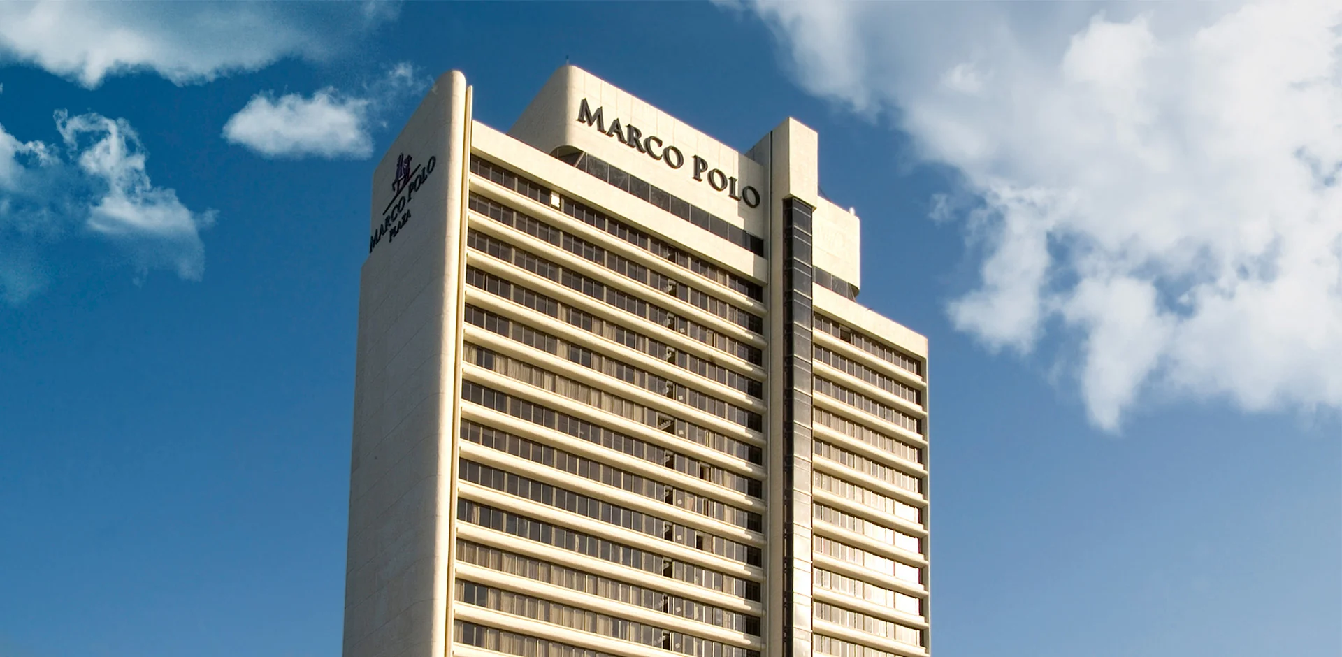 青空の下に建つマルコポーロ・プラザ・セブのホテル棟
