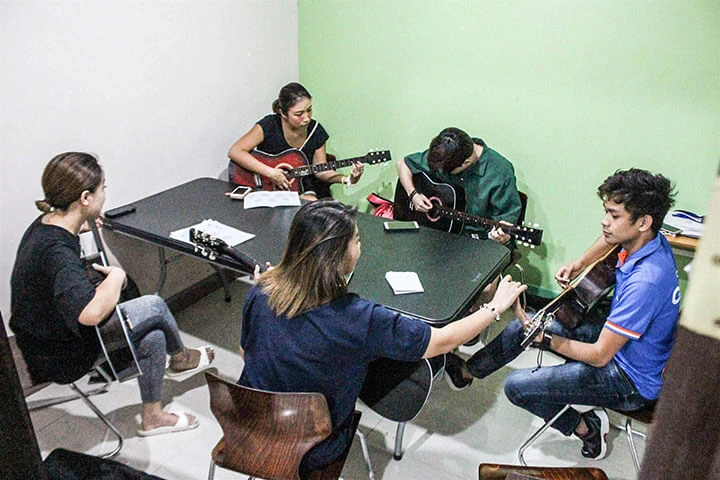Cebu Blue Ocean Academyのギターを弾く学生たち