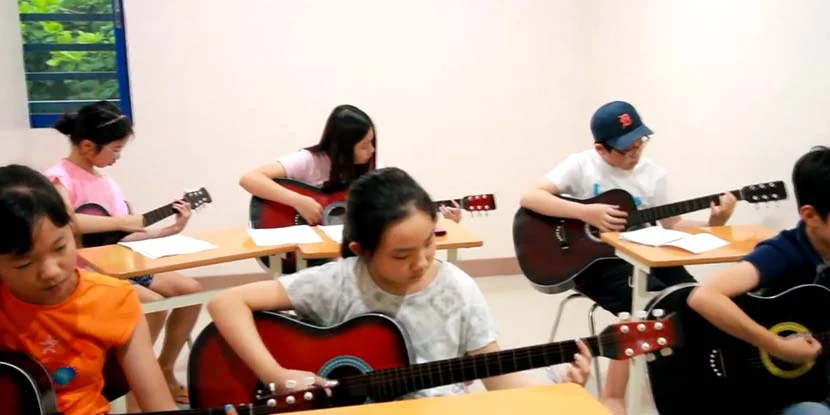 Cebu Blue Ocean Academyのギターを弾く学生たち