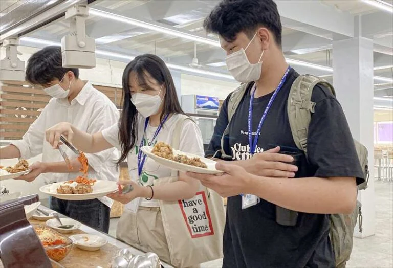 CG Academyバニラッド校の食事を受け取る学生