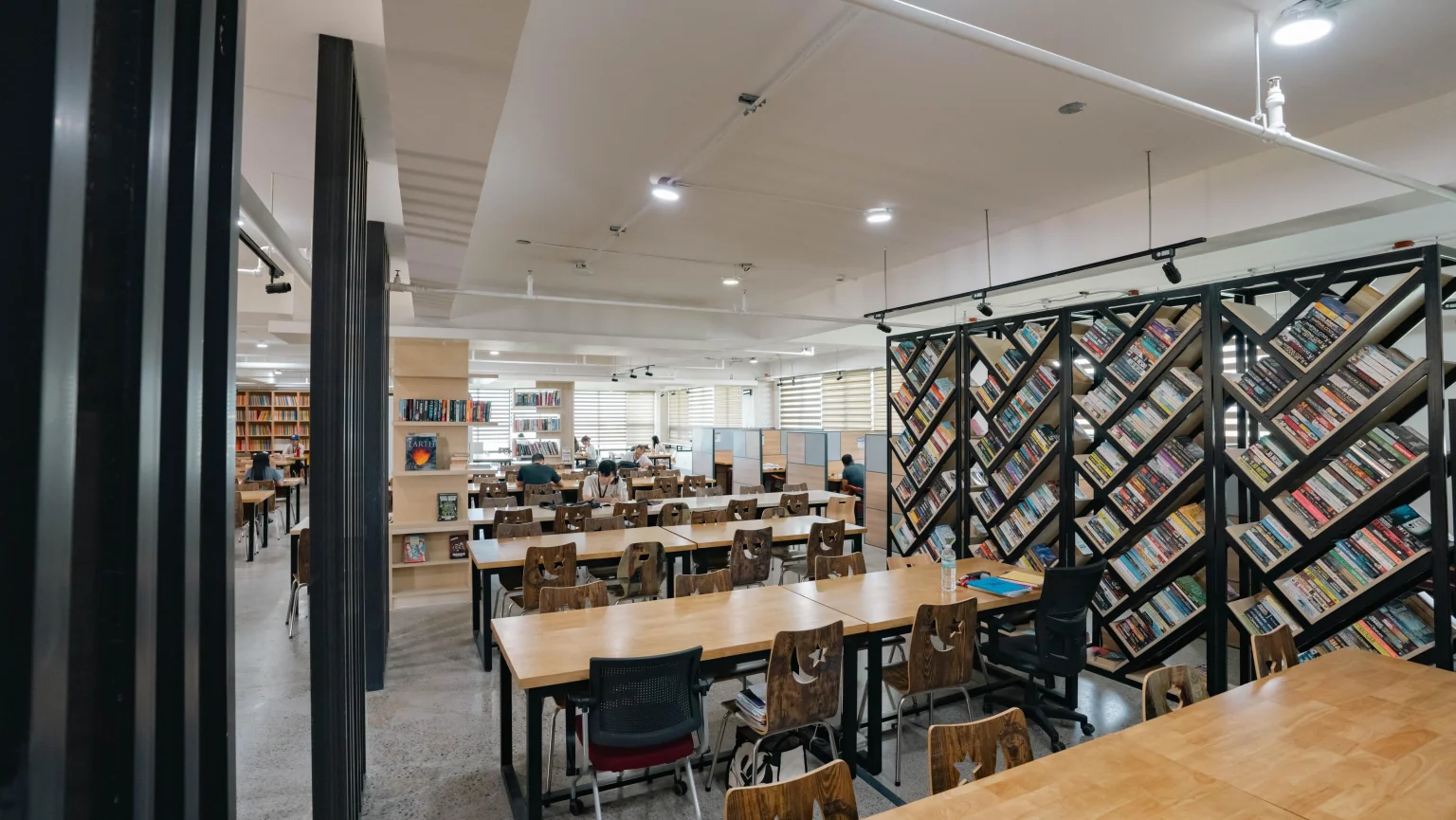 CIAマクタン校の図書室