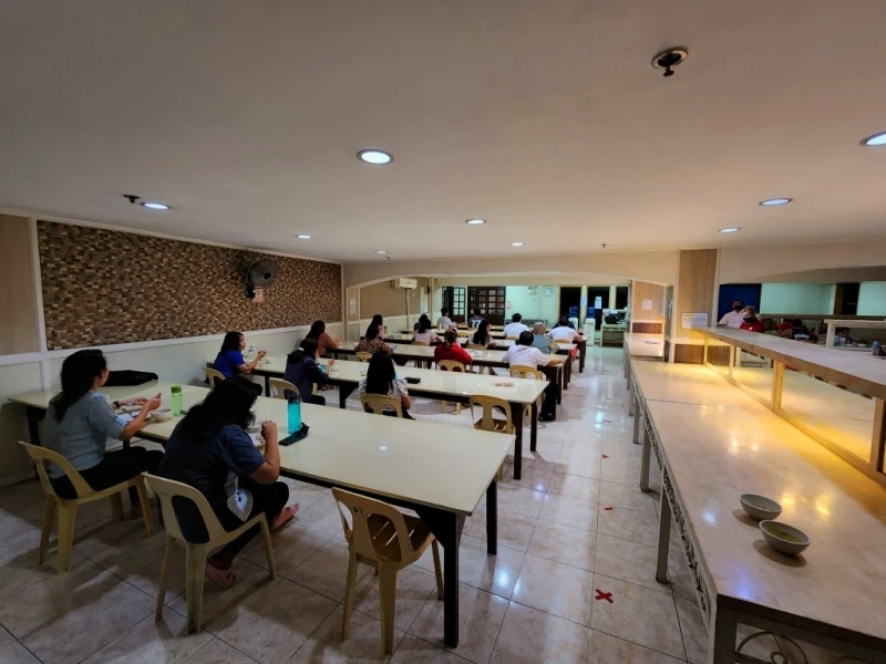 CPILS学生在校内食堂用餐